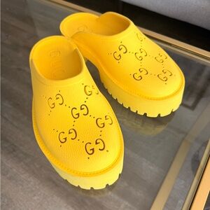Gucci GG Rubber Clogs in Yellow Gucci Mules Size 40 Unisex